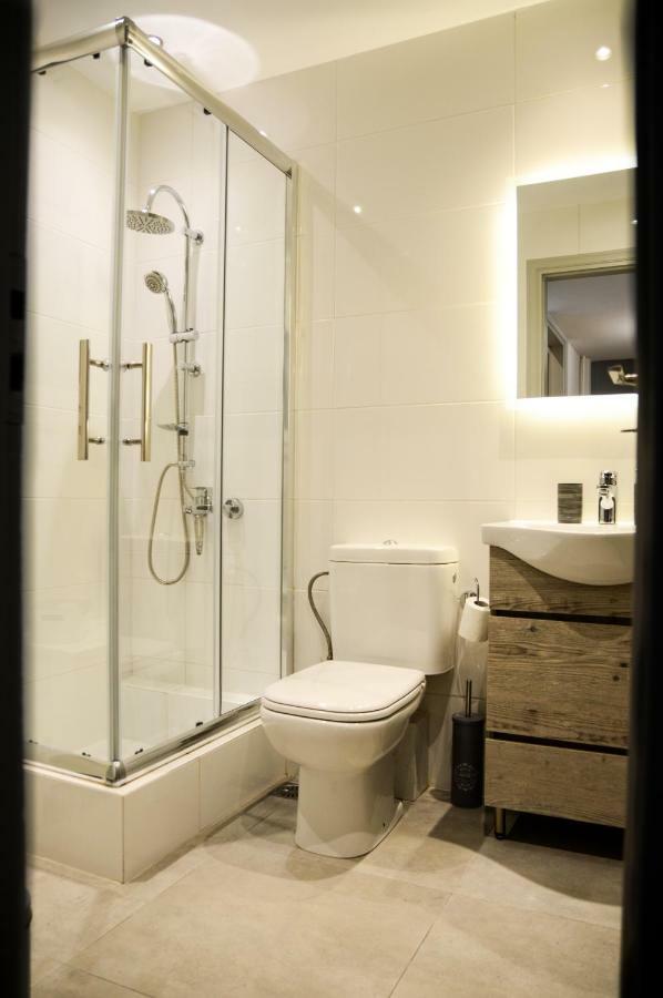 Leon Cozy Apartment Athena Bagian luar foto